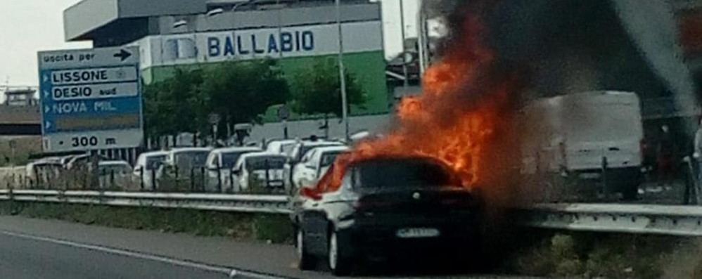 L’auto andata in fiamme in Valassina