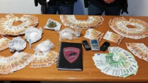 La droga e il denaro sequestrati