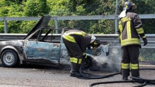 Incendio vettura ss35 a Bovisio Masciago. Corsia chiusa e vigili del fuoco in azione.
