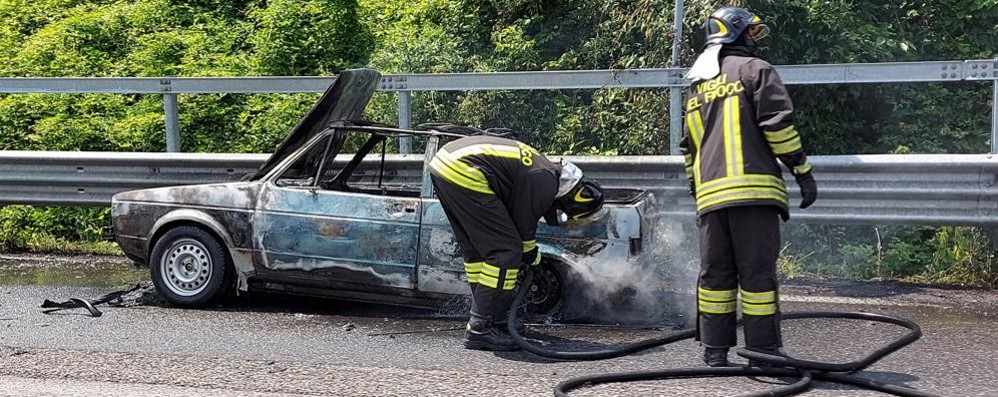 Incendio vettura ss35 a Bovisio Masciago. Corsia chiusa e vigili del fuoco in azione.