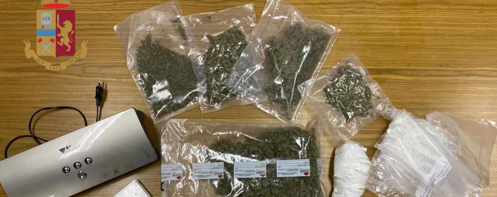 La marijuana sequestrata e il materiale per confezionarla