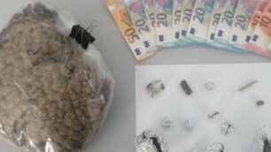 La droga e il denaro sequestrati dai carabinieri