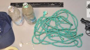 Gli oggetti sequestrati al rapinatore-violentatore
