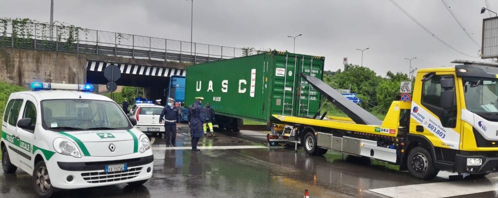 Cesano Maderno camion incastrato via san Benedetto sotto la Milano Meda
