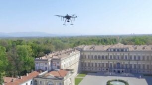 Un drone della polizia locale di Monza in volo sulla villa Reale