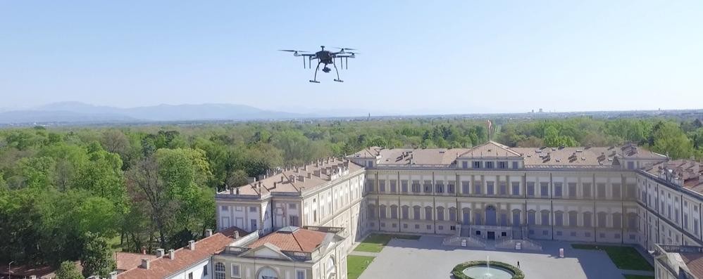 Un drone della polizia locale di Monza in volo sulla villa Reale