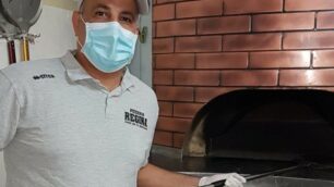 Sovico virus, pizzaiolo egiziano al lavoro