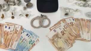 La droga e i contanti sequestrati