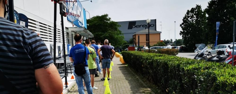 Lissone coda Decathlon lunedì 18 maggio 2020