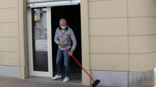 Negozi chiusi alle prese con pulizie per riapertura a Seregno