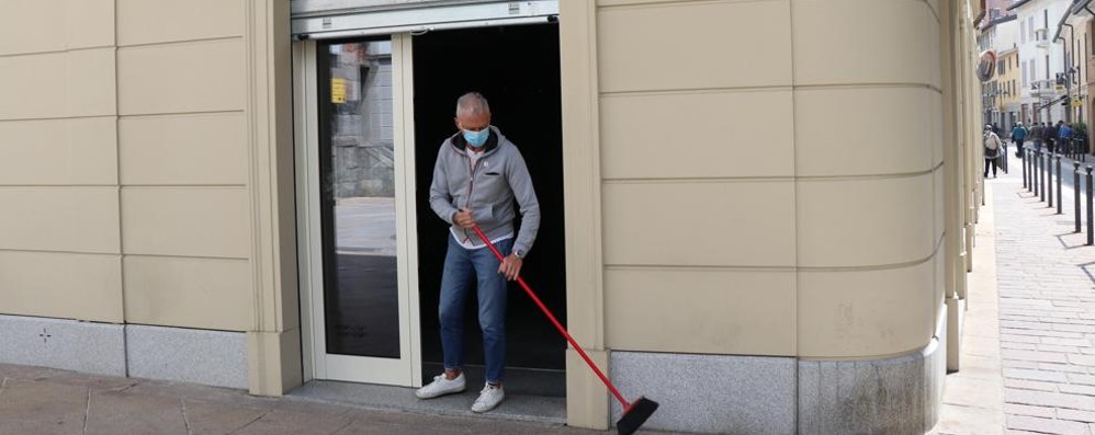 Negozi chiusi alle prese con pulizie per riapertura a Seregno
