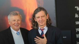 Ercole Colombo, a sinistra, qui nel museo della velocità in autodromo durante la mostra fotografica su Ayrton Senna. Accanto a lui, il giornalista Giorgio Terruzzi