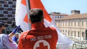 La bandiera della Croce rossa sui pennoni del municipio