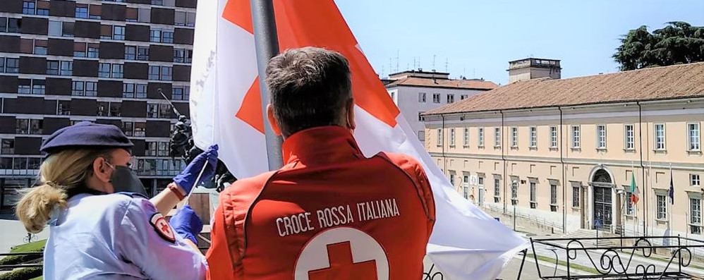 La bandiera della Croce rossa sui pennoni del municipio