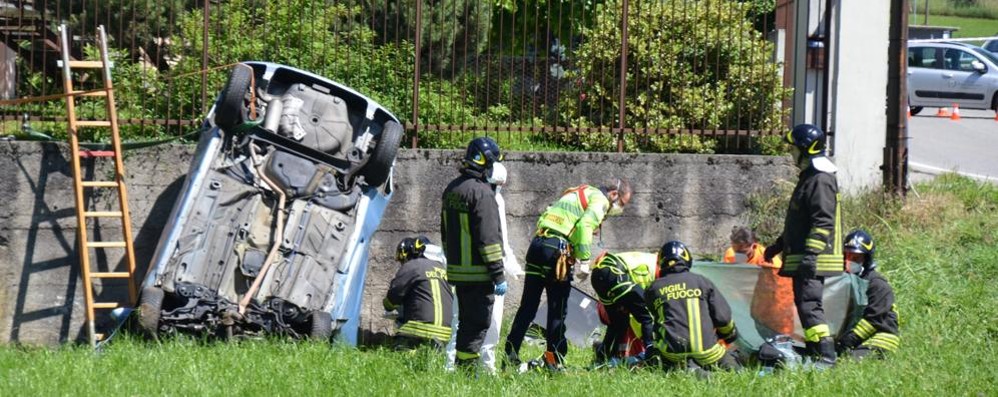 Besana in Brianza incidente lunedì 25 maggio 2020 auto contro muro via Rivabella - FOTO EDOARDO TERRANEO