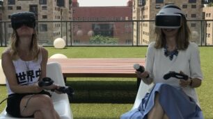 Coronavirus, Bicocca progetto Mind VR: dietro ai visori, a sinistra Federica Pallavicini, a destra Fabrizia Mantovani, professoressa associata del Dipartimento di Scienze umano per la formazione dell'Università di Milano-Bicocca e componente del team del progetto “Mind-VR”