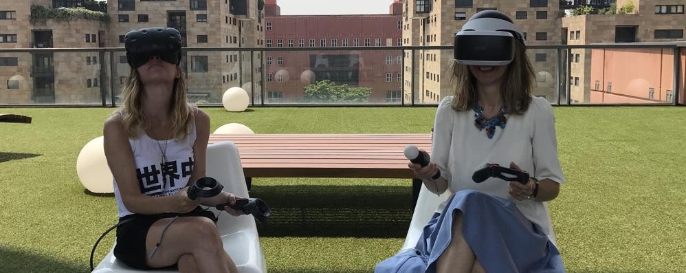 Coronavirus, Bicocca progetto Mind VR: dietro ai visori, a sinistra Federica Pallavicini, a destra Fabrizia Mantovani, professoressa associata del Dipartimento di Scienze umano per la formazione dell'Università di Milano-Bicocca e componente del team del progetto “Mind-VR”