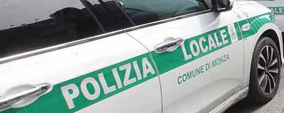 Un’auto della polizia locale