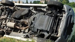 Ribaltamento vettura Muggiò via fratelli Bandiera.