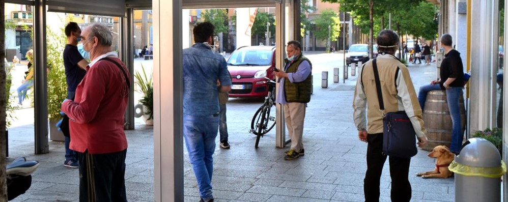 GENTE IN PIAZZA ma con le MASCHERINE