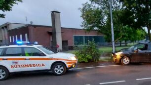 Auto contro palo della luce a Seveso