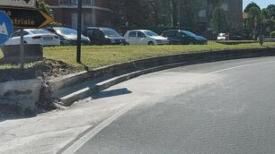 Verano Brianza camion perde carico lastre marmo: danni rotonda - foto Terraneo