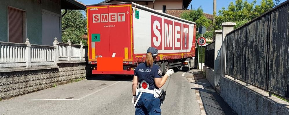 Verano Brianza camion bloccato in via Monte Grappa