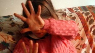 Un peruviano di 54 anni è accusato di violenza su due ragazze minorenn