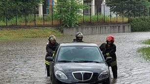 L’auto bloccata a Lissone