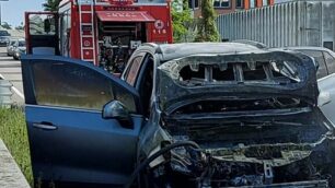 L’auto distrutta dalle fiamme a Muggiò