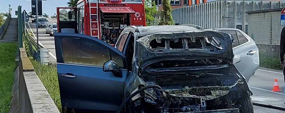 L’auto distrutta dalle fiamme a Muggiò