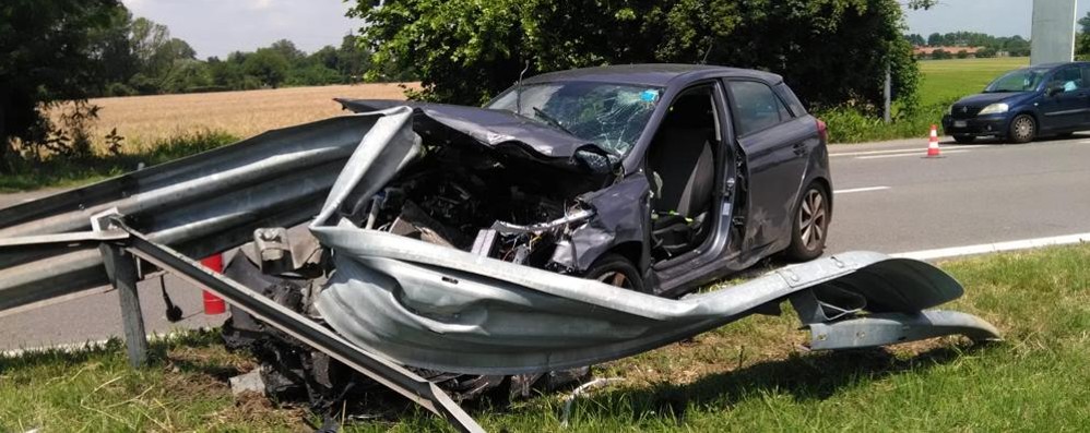 Qule che resta della macchina rimasta coinvolta nell’incidente lungo viale Fermi a Monza