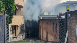 Incendio vettura in box a Lissone via Pacinotti