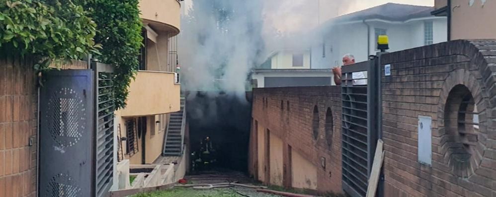 Incendio vettura in box a Lissone via Pacinotti