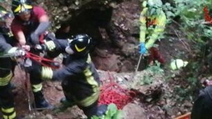 Le operazioni di soccorso dell’uomo caduto in un dirupo