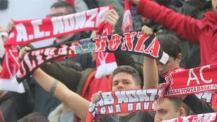 Monza tifosi in curva al Brianteo