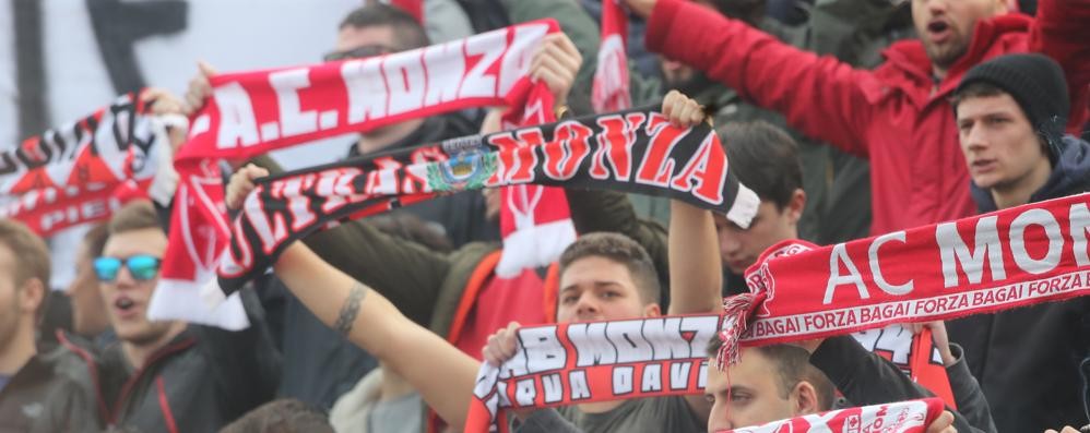 Monza tifosi in curva al Brianteo