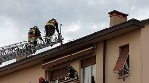 Principio d'incendio tetto Giussano via Treviso. Vigili del fuoco in azione con l'autoscala.