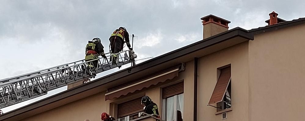 Principio d'incendio tetto Giussano via Treviso. Vigili del fuoco in azione con l'autoscala.