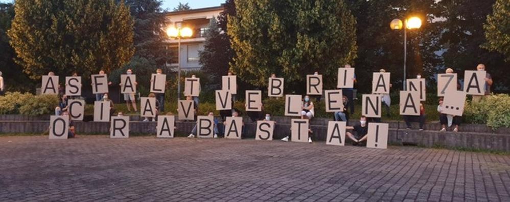 Un momento della protesta con i cartelli