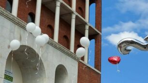 Il lancio dei palloncini al termine del funerale