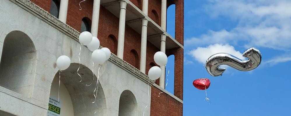 Il lancio dei palloncini al termine del funerale