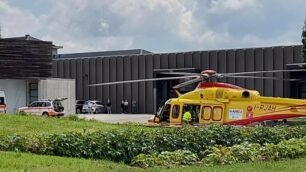 L’elicottero e gli altri mezzi di soccorso alla Poliform di Inverigo