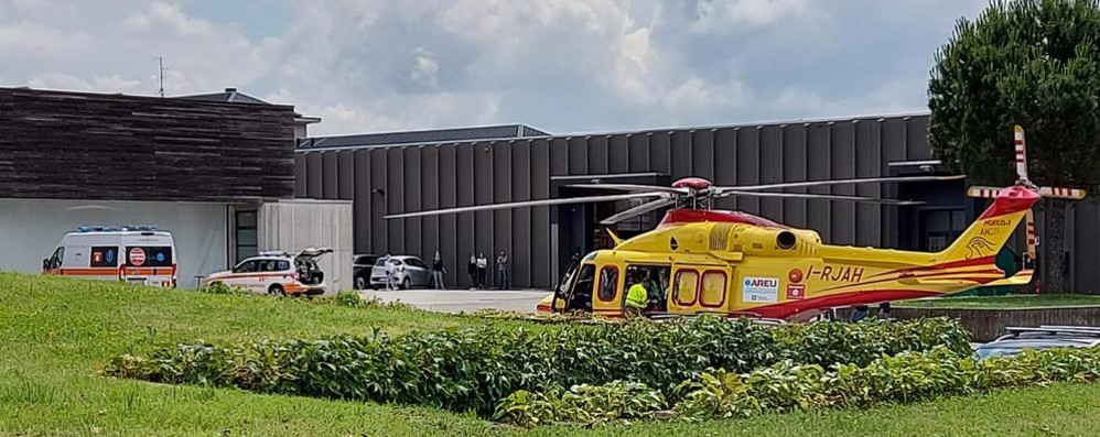 L’elicottero e gli altri mezzi di soccorso alla Poliform di Inverigo