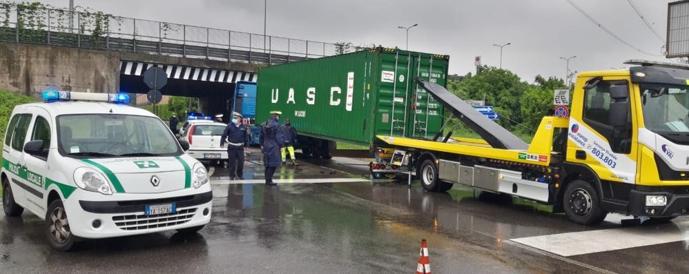Cesano Maderno camion incastrato via san Benedetto sotto la Milano Meda: è uno dei ponti interessati dai controlli previsti dalla Provincia