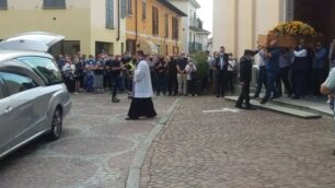 La bara portata fuori dalla chiesa. Foto Marturano