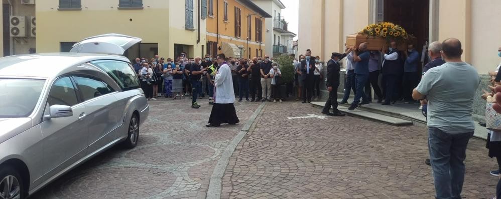 La bara portata fuori dalla chiesa. Foto Marturano