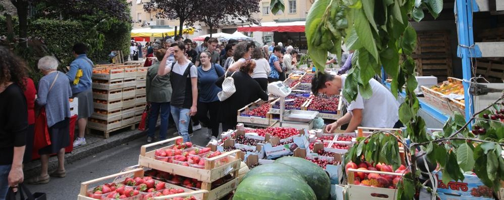 Foto dal passato delle ceste di ciliegie per la Festa di San Gerardo