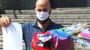 Oscar Innaurato di Brianza oltre l'arcobaleno porta i fiori agli assessori di Monza