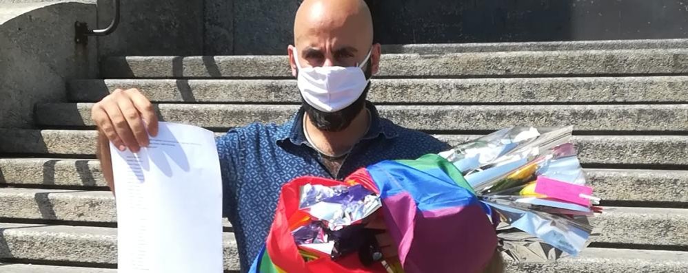 Oscar Innaurato di Brianza oltre l'arcobaleno porta i fiori agli assessori di Monza